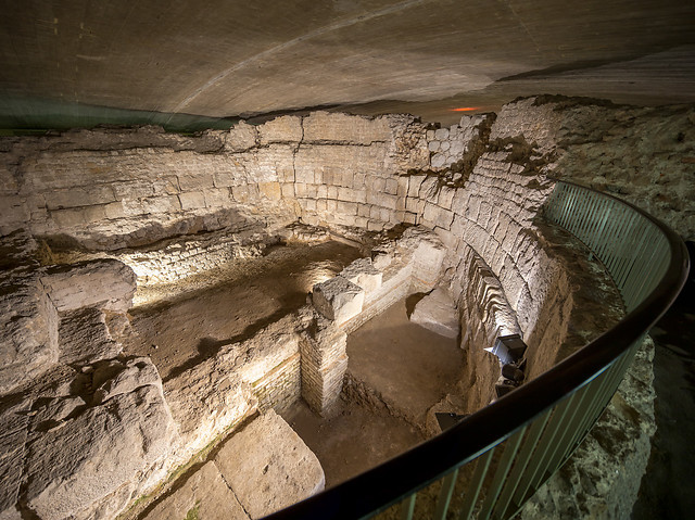 Blick auf die Fundamente des römischen Palastes.