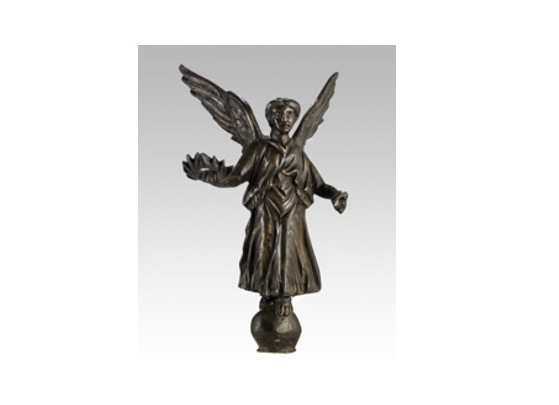 Viktoria-Figur mit Flügeln und Kranz in der rechten Hand, die auf einer Kugel steht.