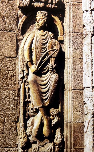 Foto einer steinernen Darstellung von König David, eingelassen in eine Außenmauer / Wand.