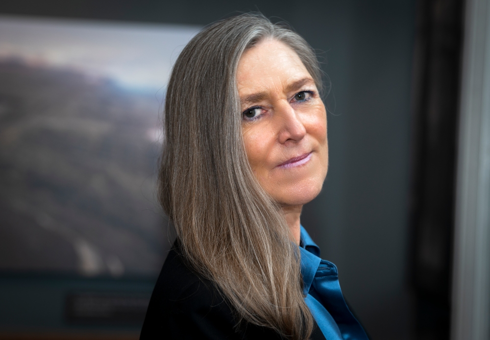 Die Literaturwissenschaftlerin Dr. Susanne Klingenstein, mit langem braun-grauem Haar und in einer blauen Bluse gekleidet dreht den Kopf zur Seite in die Kamera