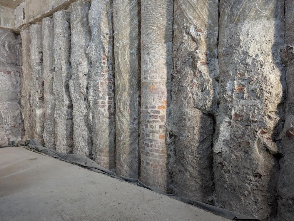 Die Bohrpfahlwand mit Spuren des römischen Mauerwerks